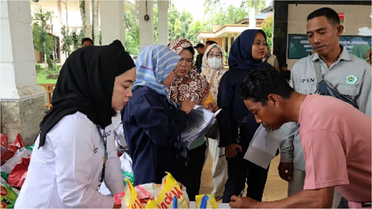 Ilustrasi KPM bansos mengambil bantuan dari Kemensos