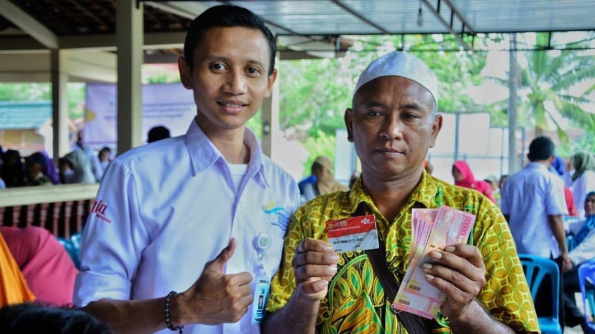Ilustrasi pendamping sosial menyalurkan bansos kepada KPM