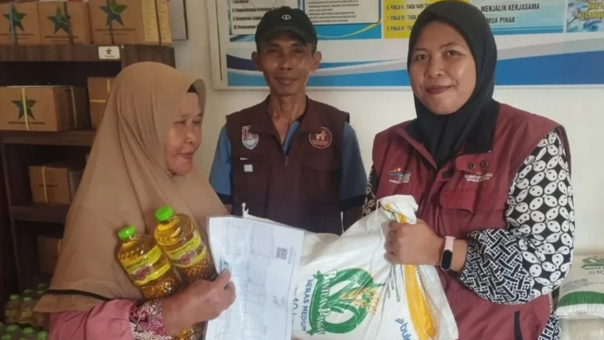 Ilustrasi penyaluran bansos beras dan minyak goreng