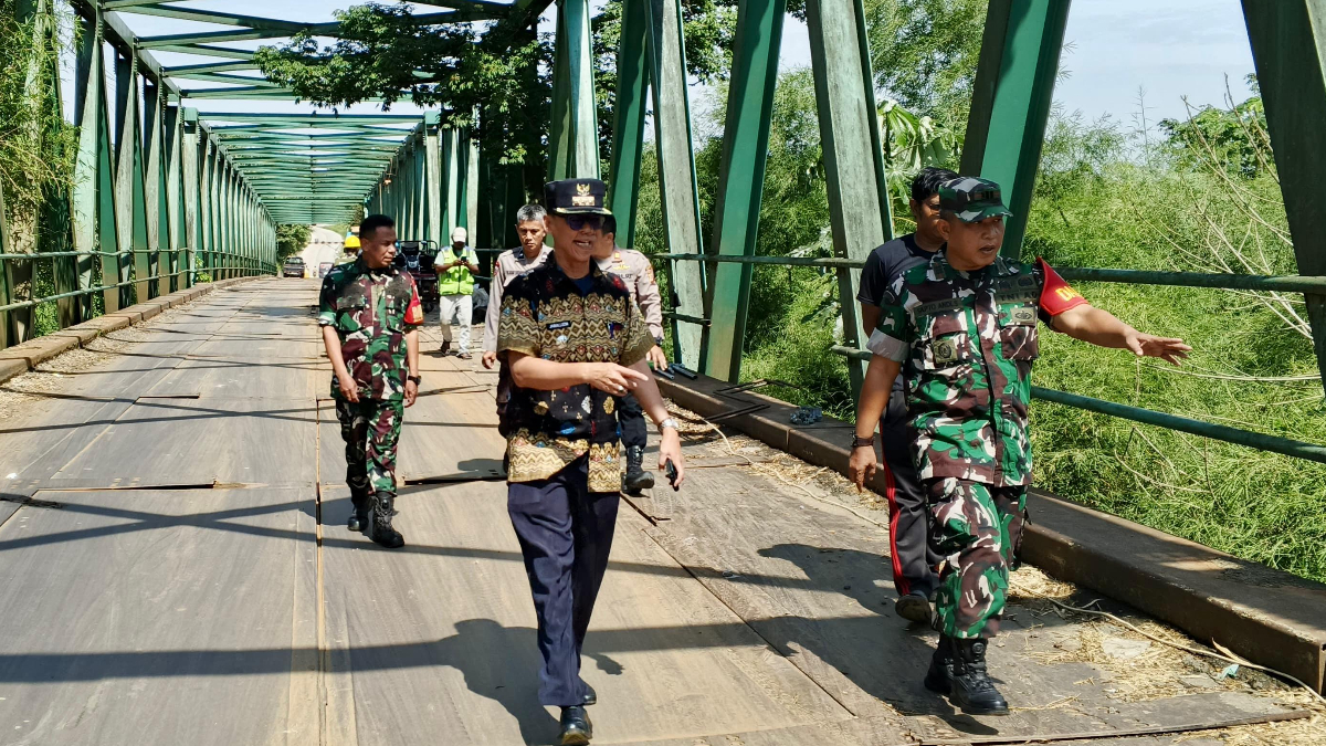 Camat Gunung Sindur Jamaludin saat meninjau Jembatan Leuwiranji yang akan ditutup mulai 13 - 31 Desember 2025.