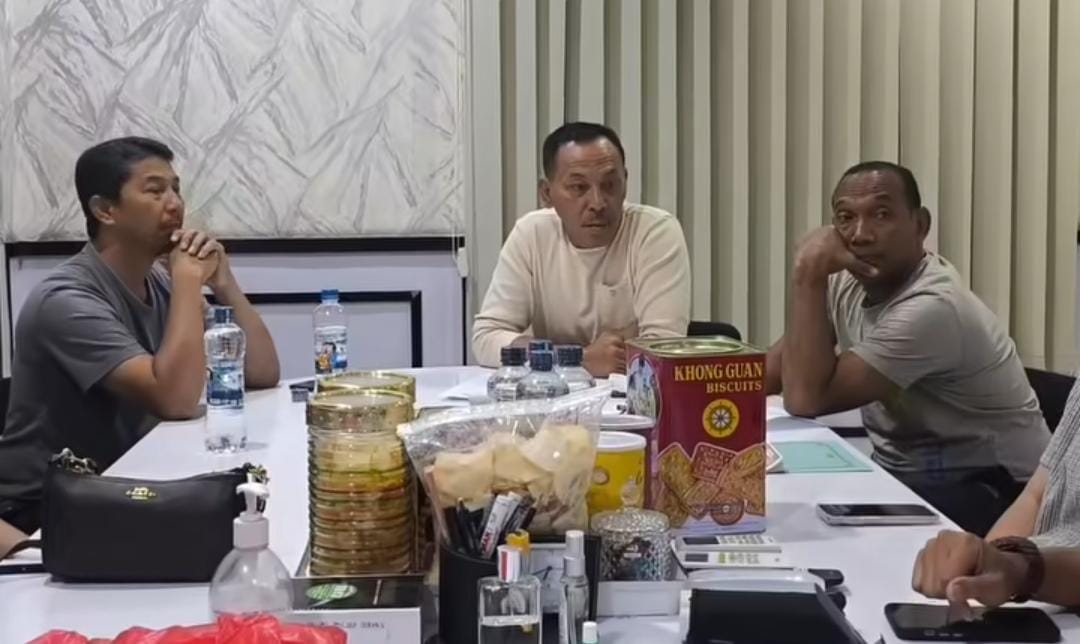 Polsek Cileungsi bersama orang tua J sebelum melakukan penyergapan, Cileungsi, Kabupaten Bogor.