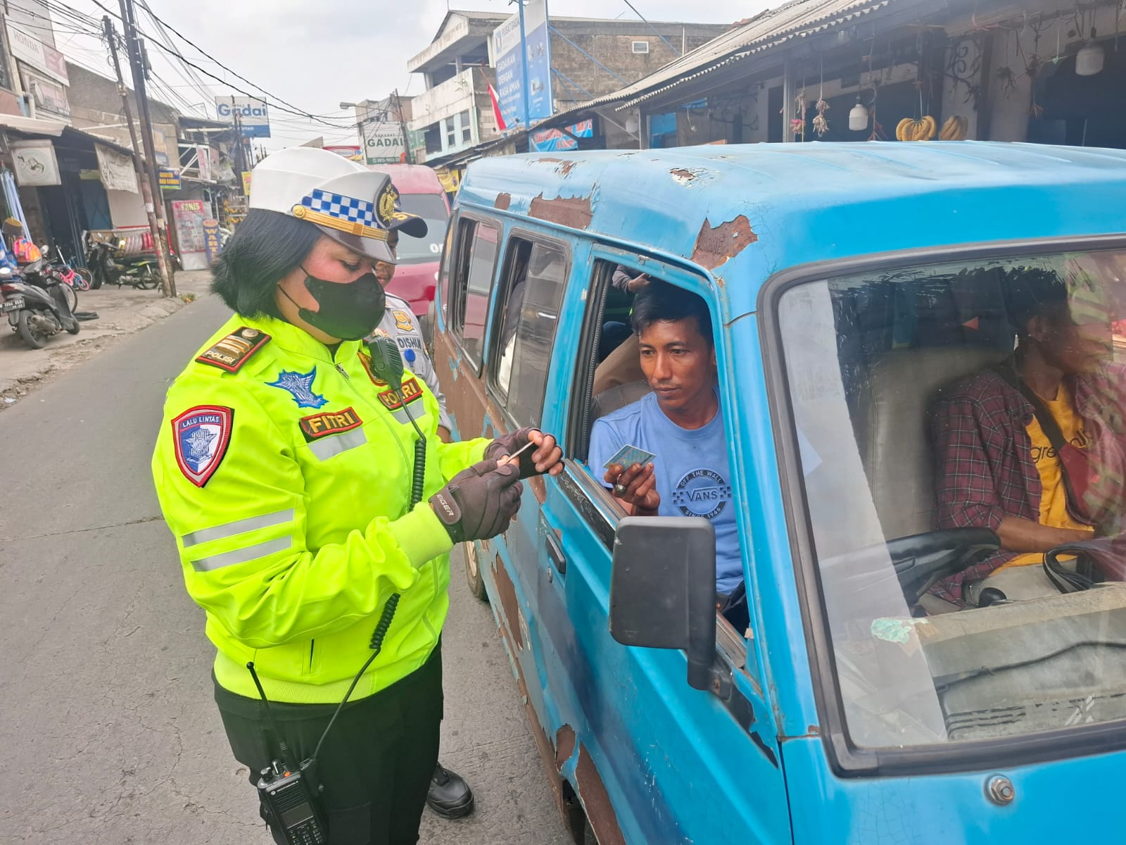 Petugas Satlantas Polres Metro Depok dan Dishub saat melakukan penertiban angkot di depan Stasiun Citayam beberapa waktu lalu.