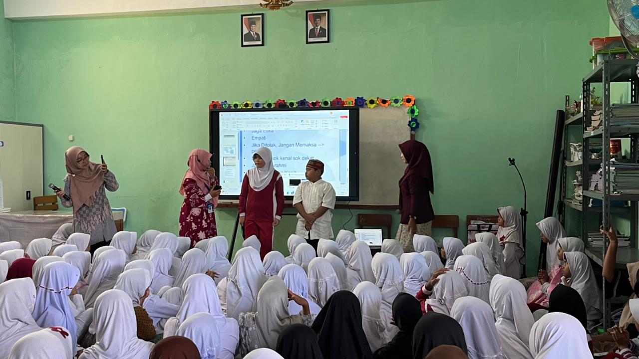 SDN Pabuaran 01 Kemang memperkenalkan tentang profesi kepada anak-anak didiknya.