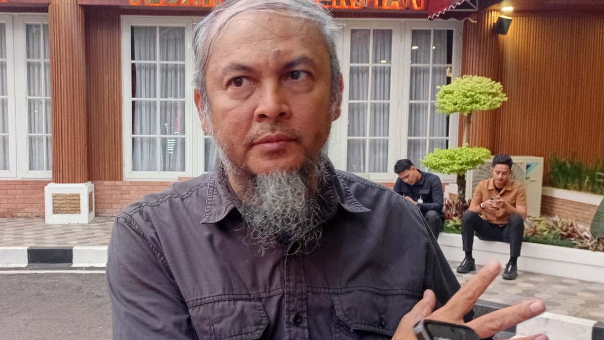 Plt Kepala Dinas Lingkungan Hidup Kabupaten Bogor, Teuku Mulya saat menyampaikan keterangan kepada wartawan.