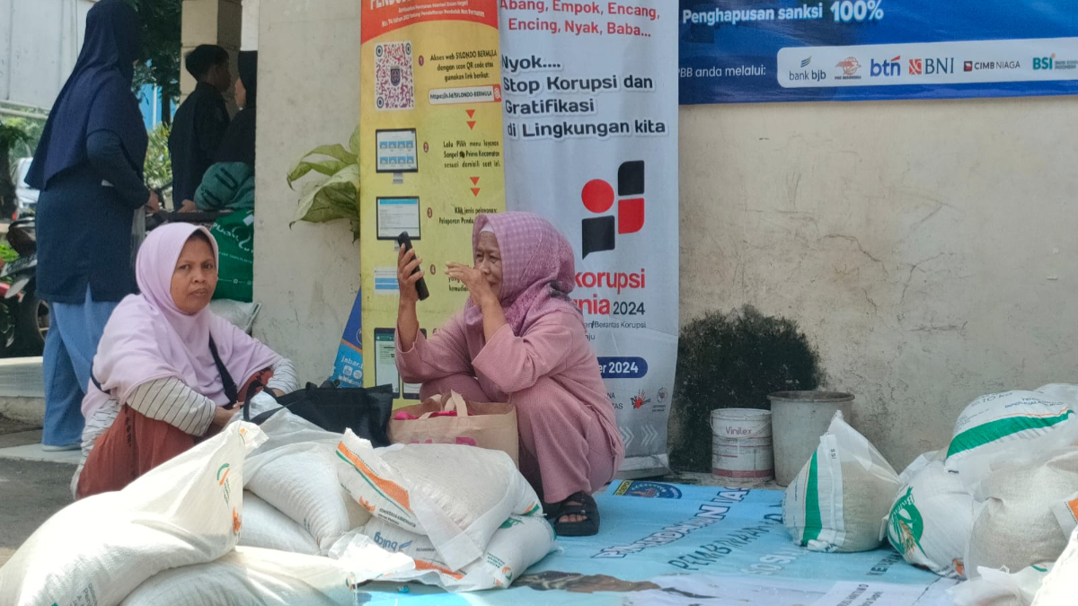Penyaluran bantuan sosial (bansos) di Kelurahan Sukamaju, Kota Depok.