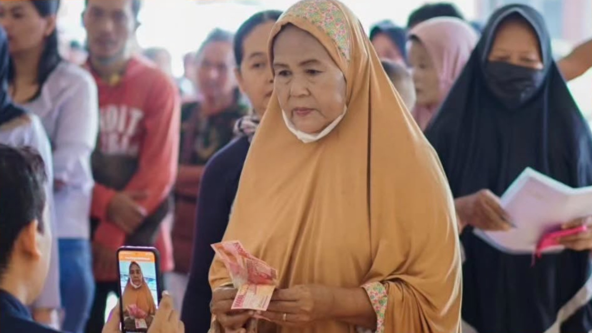 Ilustrasi: Pendamping sosial saat melakukan monitoring kegiatan penyaluran bantuan sosial (bansos).