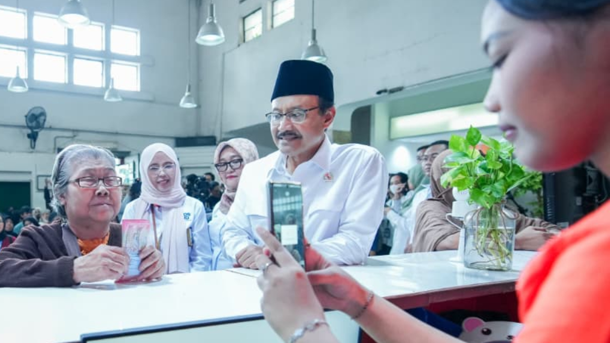 Menteri Sosial (Mensos) Saifullah Yusuf meninjau penyaluran BLT Kesra.