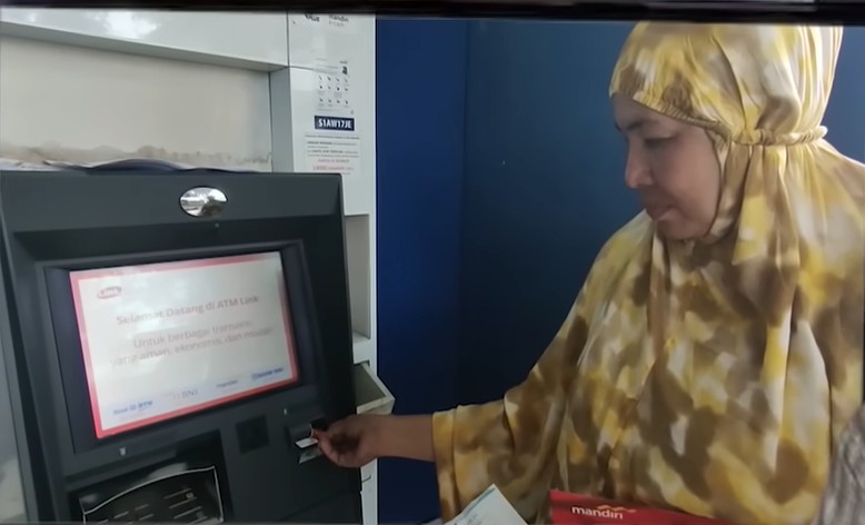 Ilustrasi KPM asal Bogor tengah mencairkan saldo bansos yangs udah diterima di KKS