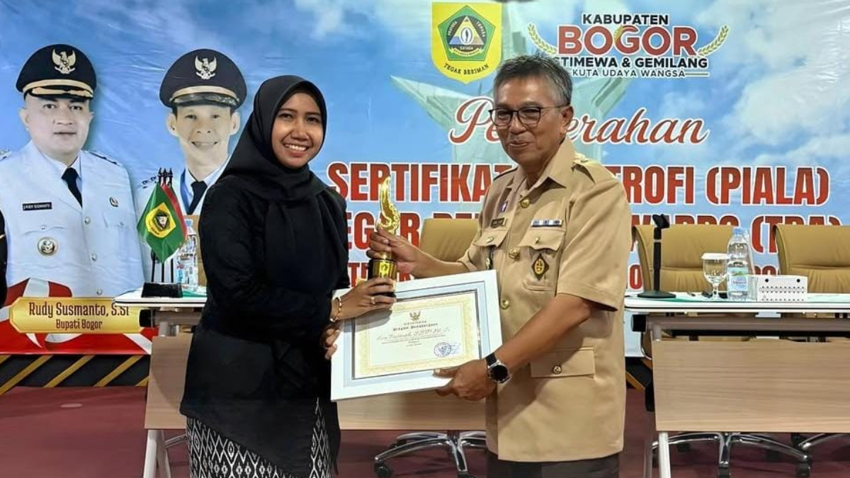 Lurah Nanggewer Eva Fauziah saat menerima penghargaan Lurah Terbaik pada ajang Tegar Beriman Award Kabupaten Bogor 2025.