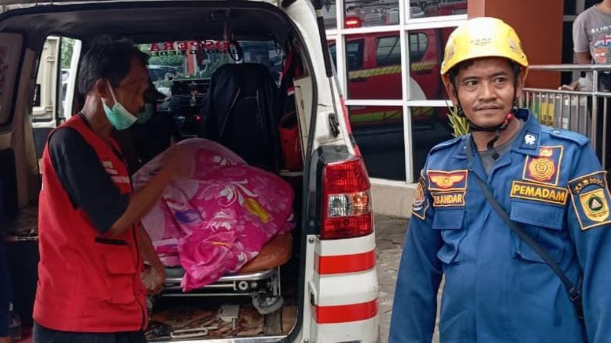 Damkar Kabupaten Bogor saat mengevakuasi pasien obesitas untuk dibawa ke RSUD Bakti Pajajaran Cibinong, Jumat, 12 Desember 2025.
