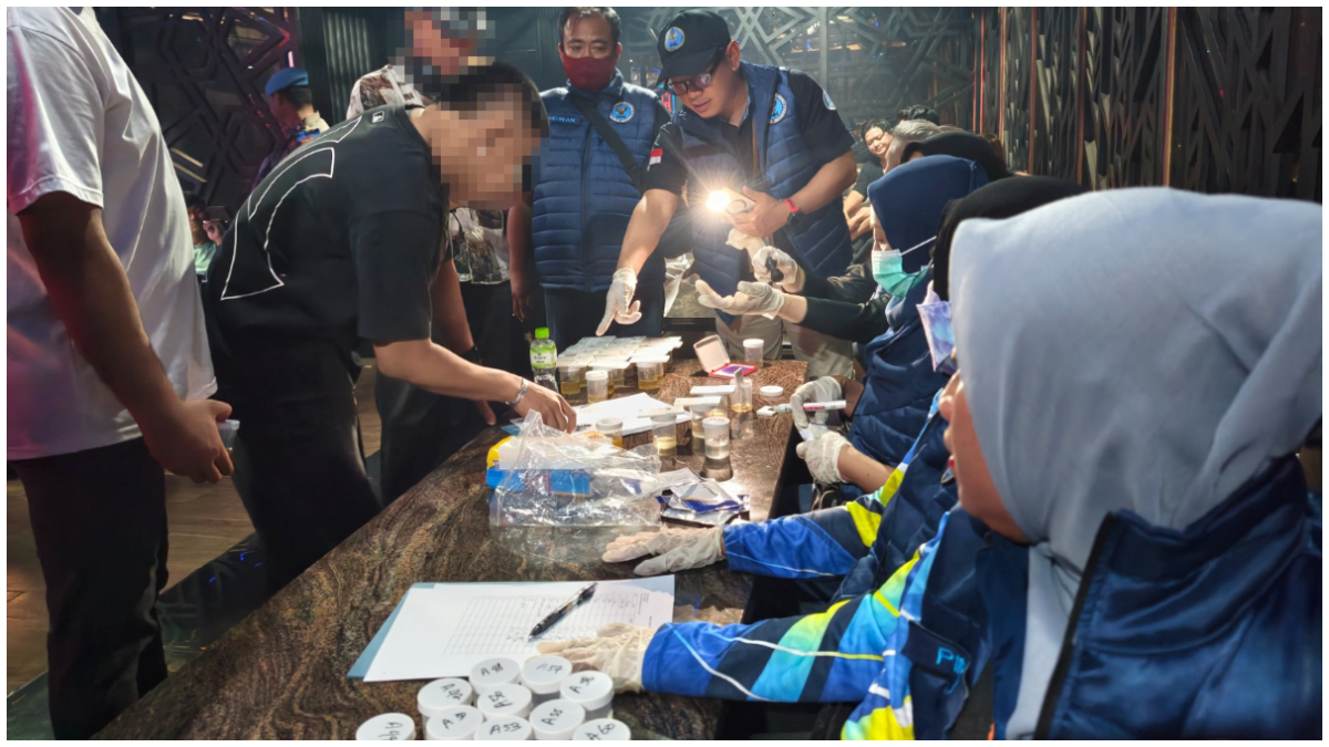 BNNK Bogor saat menggelar razia disalah satu tempat hiburan malam.