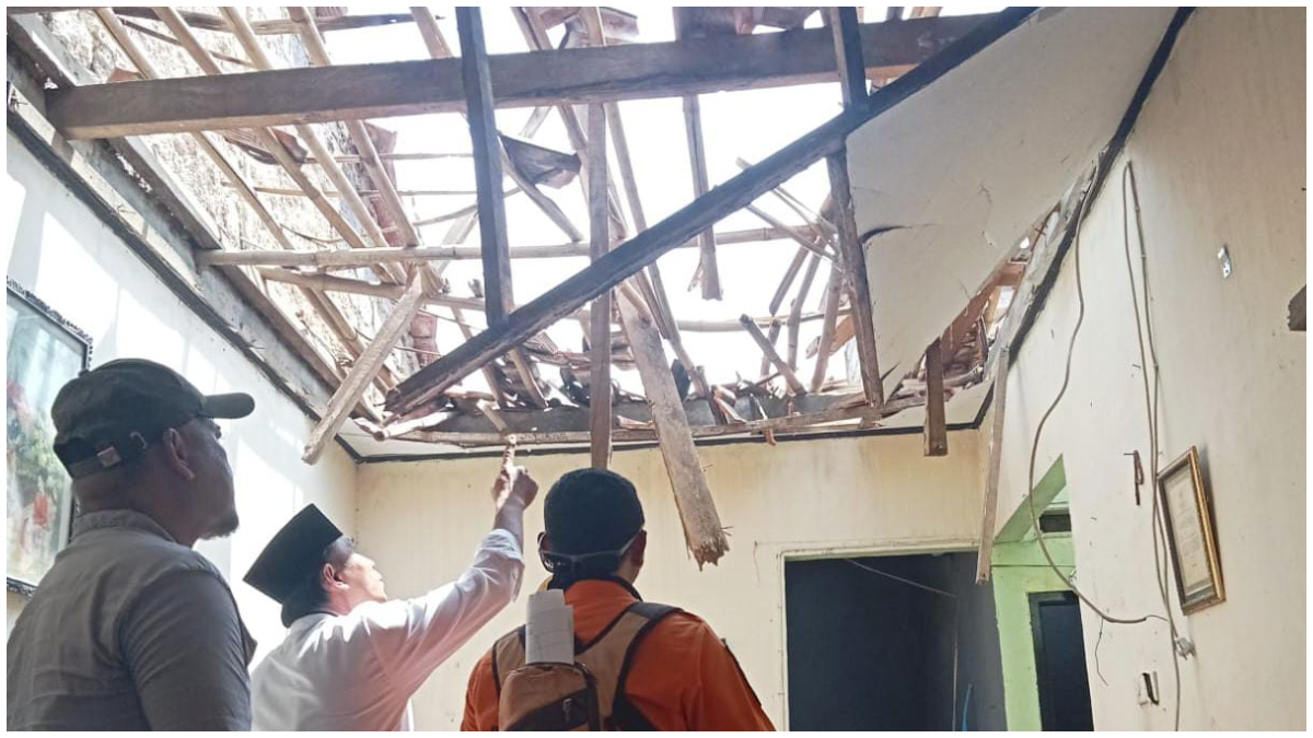Petugas BPBD saat meninjau rumah warga yang rusak berat di Bojonggede akibat angin kencang.