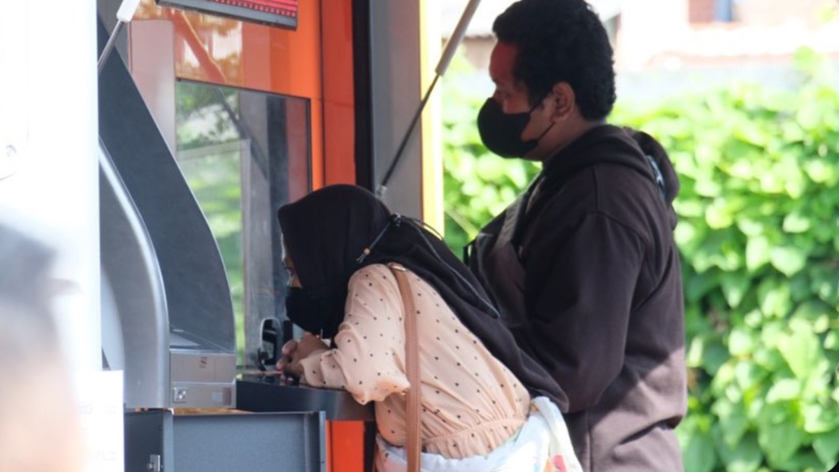 Ilustrasi. KPM mengambil bansos BPNT hingga PIP.