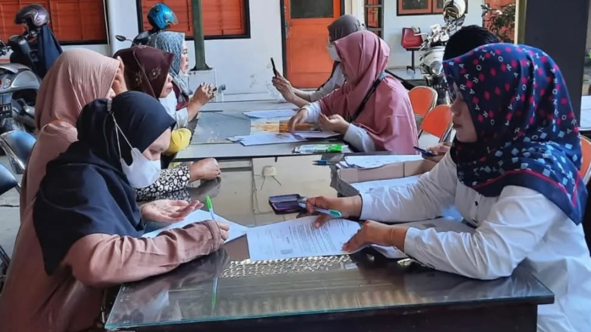Ilustrasi. KPM mengambil penyaluran bansos BLT Kesra.