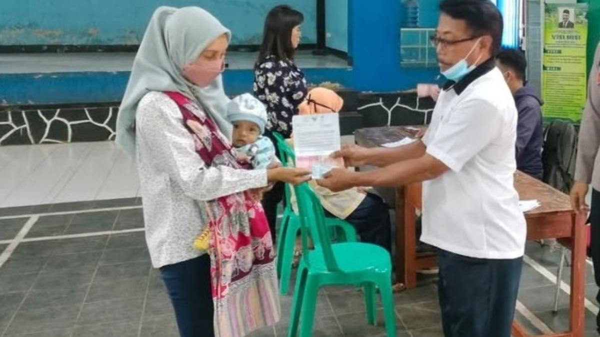 Ilustrasi pengambilan bansos BLT Rp900 Ribu