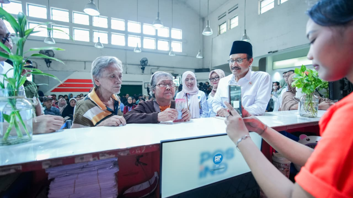 Menteri Sosial Saifullah yusuf saat meninjau penyaluran BLTS di Jatinegara