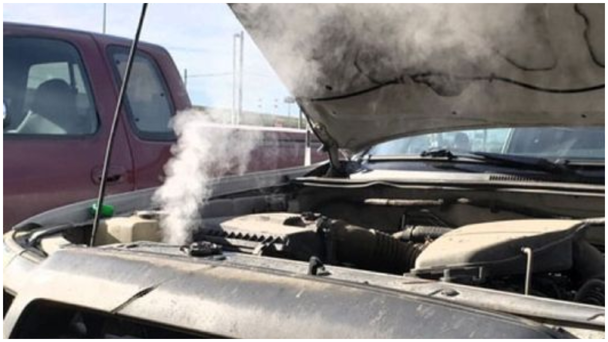 Ilustrasi mesin mobil alami overheat.