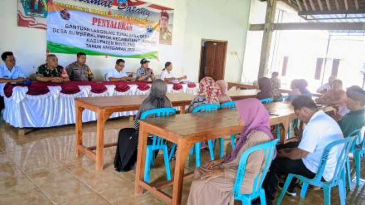 Penerima Manfaat KPM saat menghadiri sesi sosialisasi sebelum menerima bansos dari pemerintah