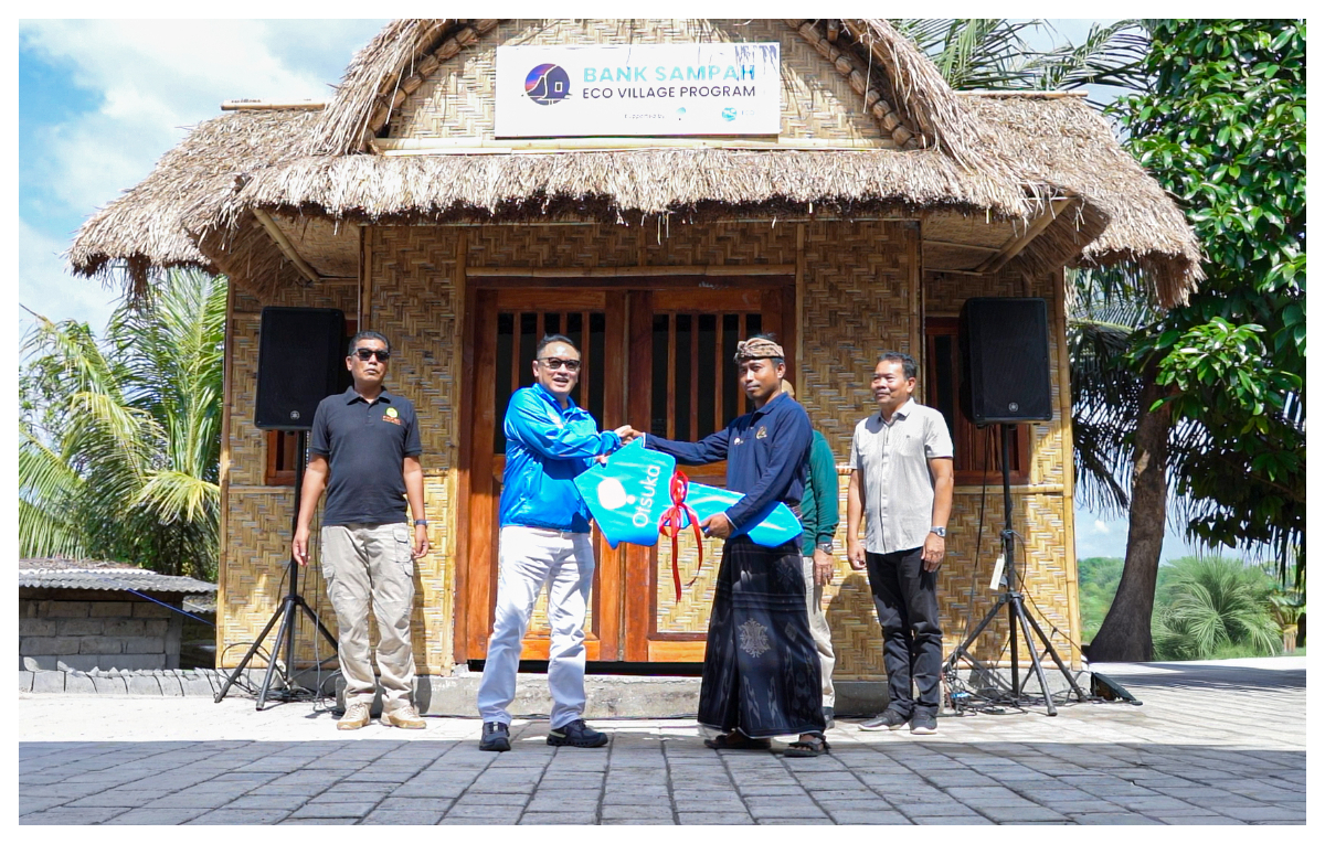 Lewat program Otsuka Blue Planet, PT Amerta Indah Otsuka meresmikan fasilitas Bank Sampah di Dusun Sade, Lombok NTB.