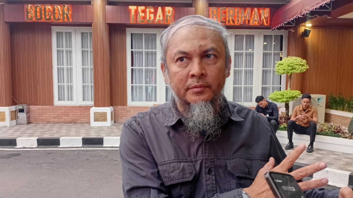 Plt Kepala Dinas Lingkungan Hidup Kabupaten Bogor Teuku Mulya menyampaikan keterangan.