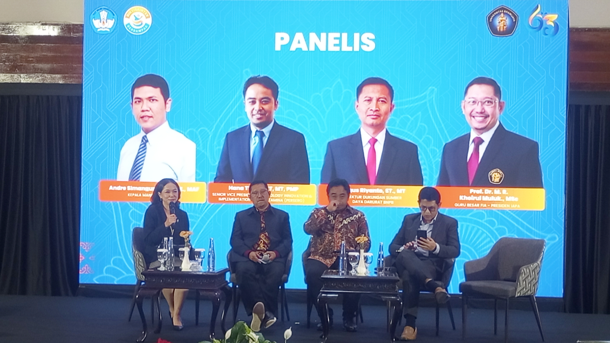 Para panelis saat hadir dalam forum bertajuk Public and Business Leader Forum: 2026 Outlook and Challenges yang digelar Universitas Brawijaya (UB).