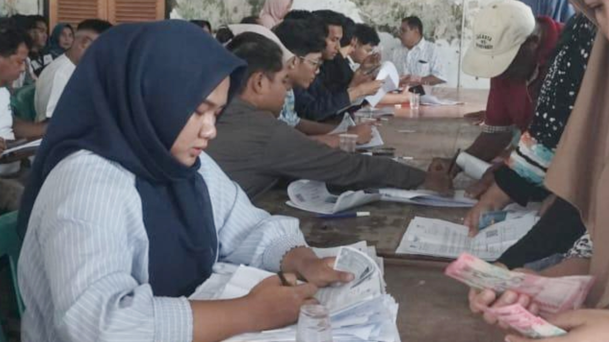 Ilustrasi: Penyaluran bantuan sosial (bansos) kepada para penerima manfaat atau KPM.