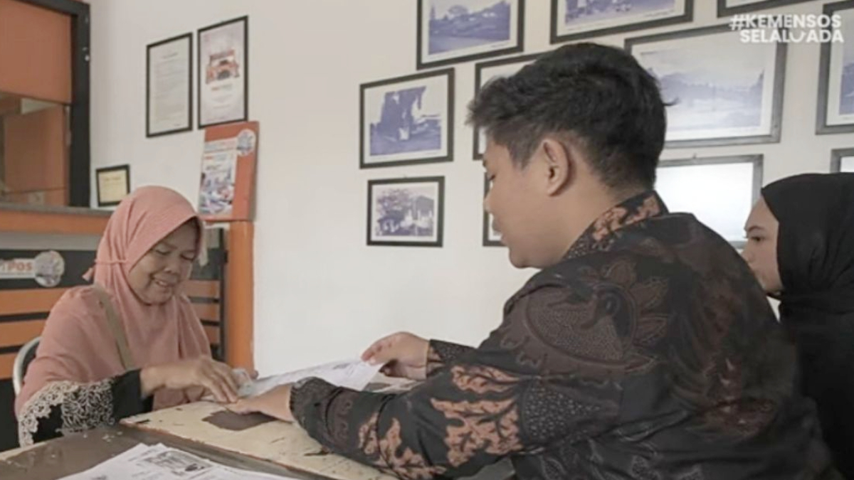Ilustrasi: Penyaluran bantuan sosial (bansos) kepada para penerima manfaat atau KPM.