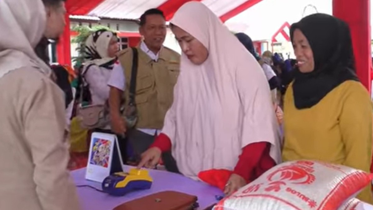 Ilustrasi: Penyaluran bantuan sosial (bansos) kepada masyarakat penerima manfaat.