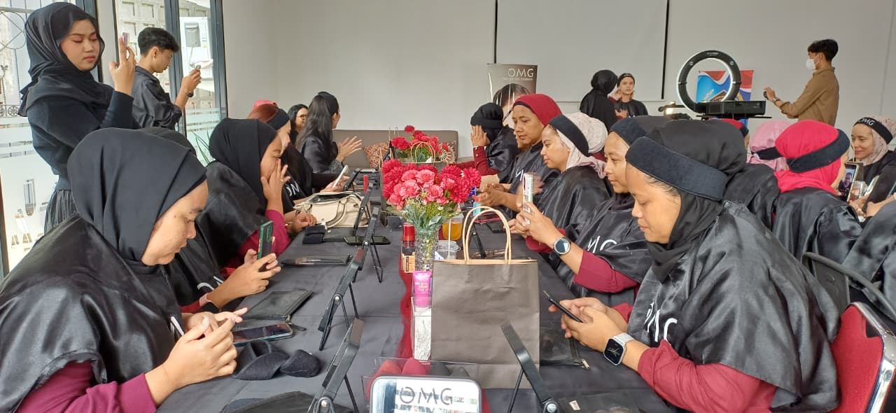 Ikatan Keluarga Wartawan Indonesia (IKWI) Kota Bogor berkolaborasi dengan brand kecantikan OH MY GLAM (OMG) menggelar kegiatan bertajuk Heroik Beauty Class.