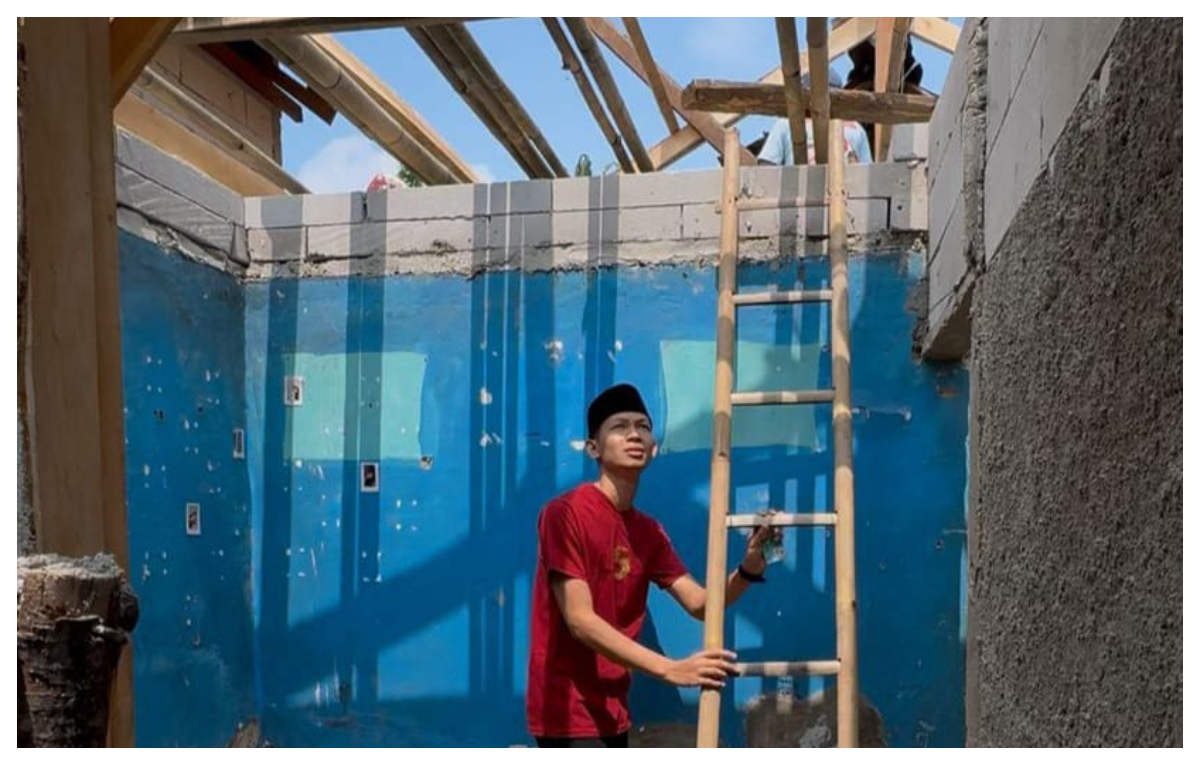 Anggota DPRD Kabupaten Bogor, Heri Gunawan saat meninjau rumah penerima bantuan program Rutilahu dari Pemerintah Kabuaten Bogor.