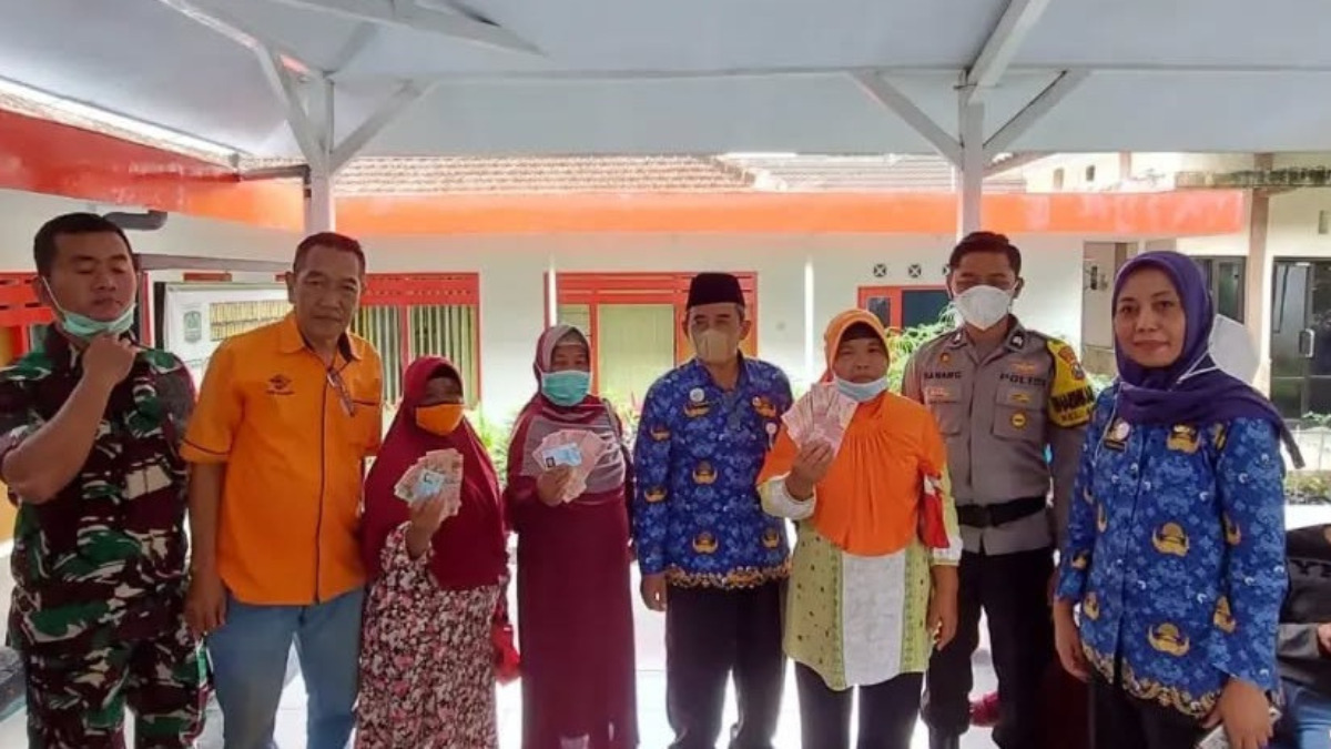 Ilustrasi. Penyaluran bansos BPNT untuk KPM pemegang KKS.