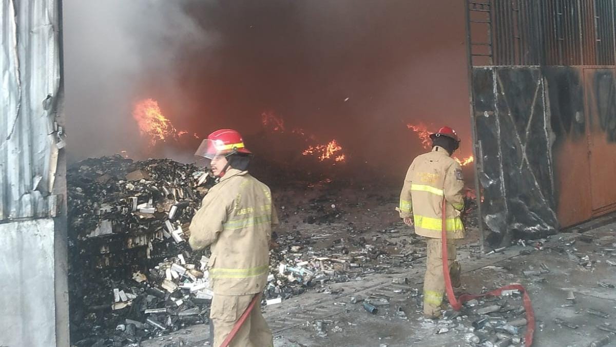 Proses pemadaman yang dilakukan oleh petuhas pemadam kebakaran di gudang ekspedisi milik PT Parindo Agung Mas Jaya, Desa Cicadas, Kecamatan Gunung Putri, Kabupaten Bogor, Minggu 14 Desember 2025.