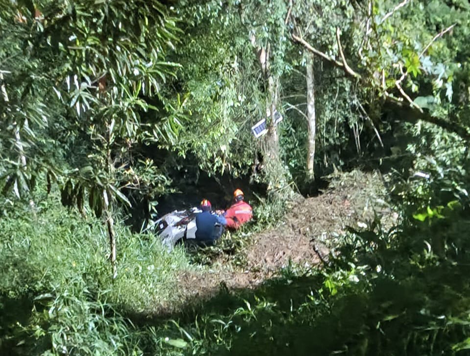 Mobil wisatawan asal Jakarta terjun ke jurang di jalan alternatif Pakancilan, pertigaan Babakan, Desa Kuta, Kecamatan Megamendung, Kabupaten Bogor.