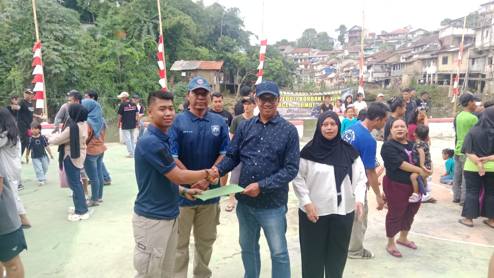 Panitia Arles&rsquo;Q Cup 2025 menyerahkan donasi untuk korban bencana banjir Pulau Sumatera kepada Sekcam Bogor Tengah, Hardi Suhardiman.