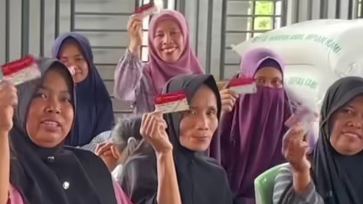 Ilustrasi: KPM bantuan sosial (bansos) mencairkan bantuan jelang akhir tahun 2025.