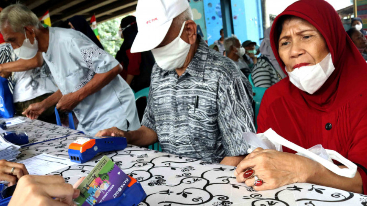Ilustrasi: Penyaluran bantuan sosial (bansos) kepada para penerima manfaat atau KPM.&nbsp;