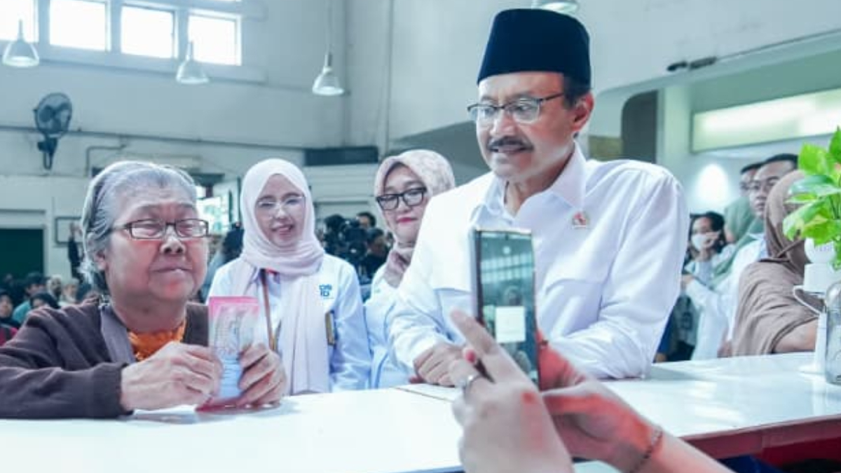 Menteri Sosial (Mensos) Saifullah Yusuf atau Gus Ipul saat meninjau penyaluran bantuan sosial khususnya BLTS Kesra di Kantor Pos Jatinegara.