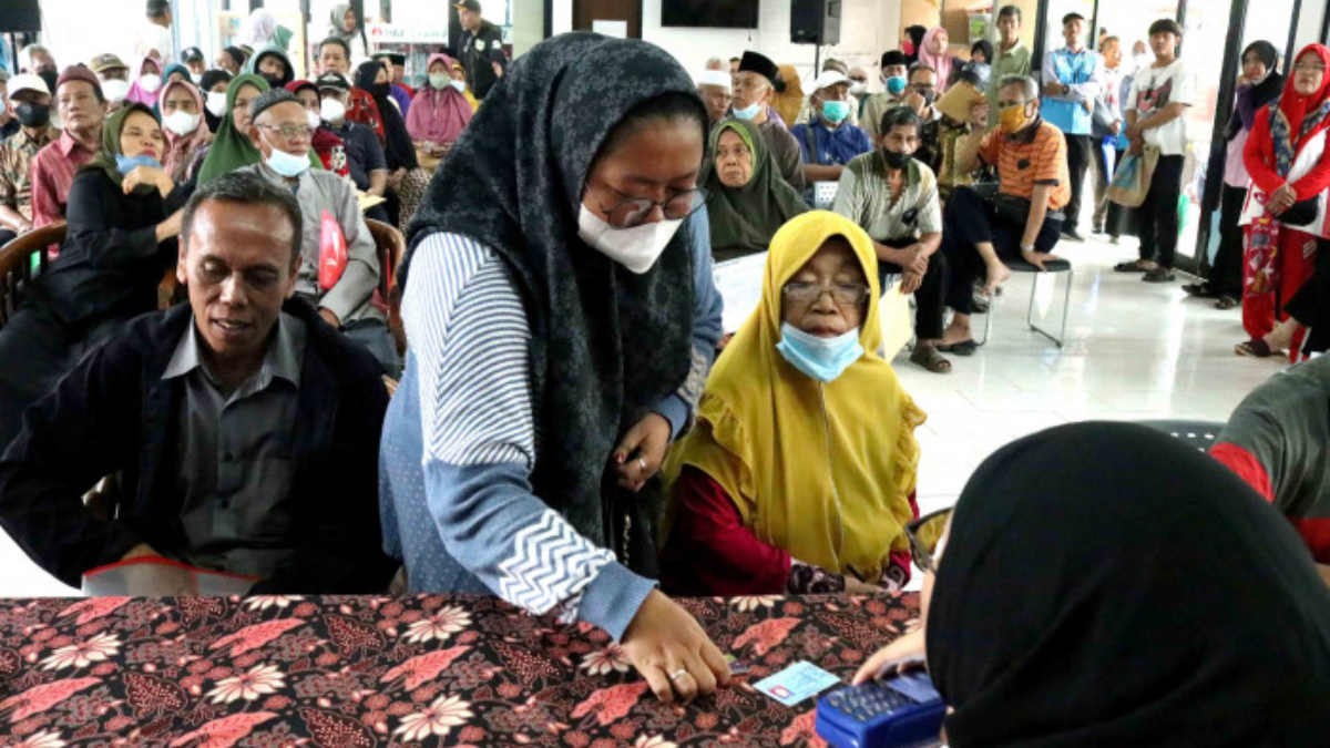 Ilustrasi: Penyaluran bantuan sosial (bansos) kepada para penerima manfaat atau KPM.&nbsp;