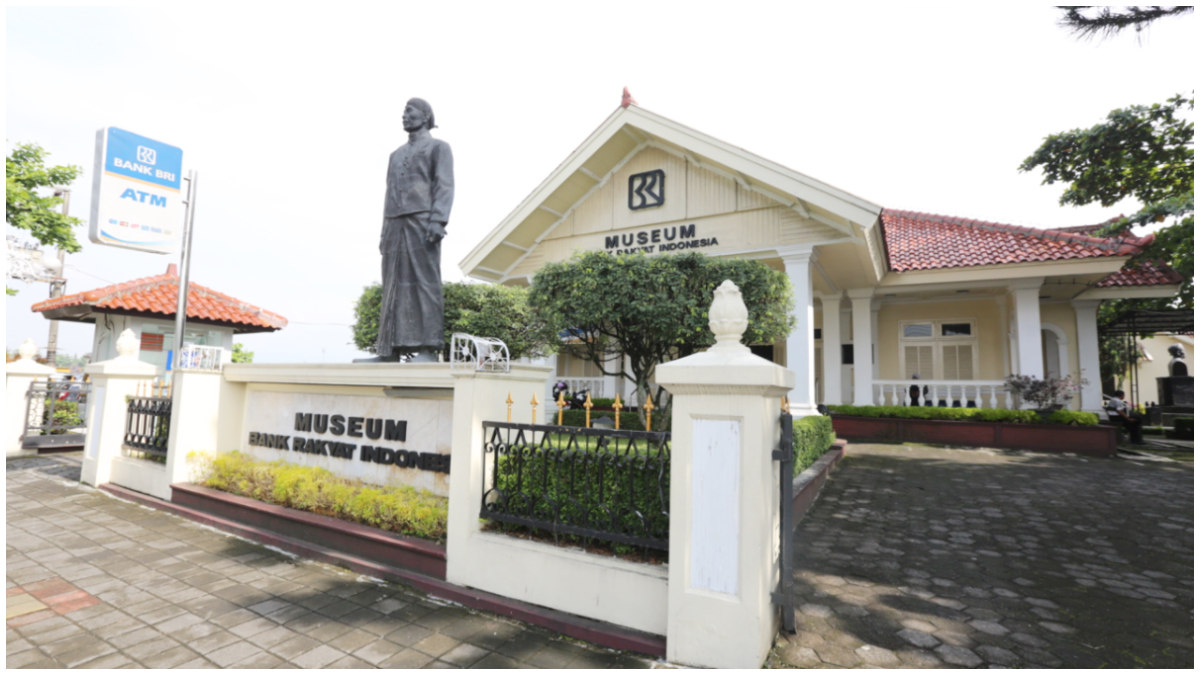 Museum Bank Rakyat Indonesia dengan patung Raden Bei Aria Wirjaatmadja.