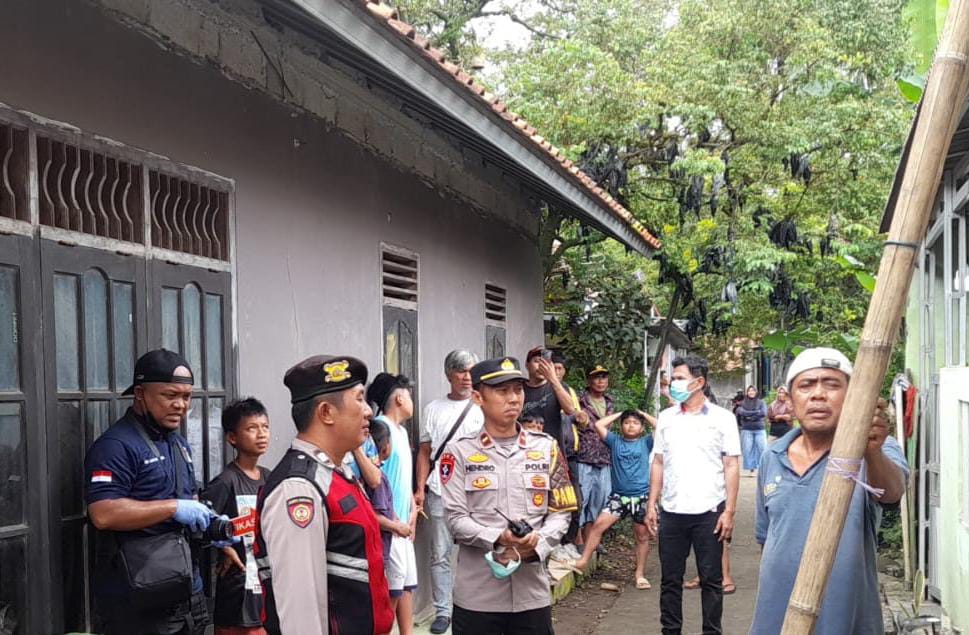 Polisi bersama warga saat mengevakuasi buruh harian yang meninggal dunia akibat kesetrum listrik di Bojonggede, Kabupaten Bogor.  &lrm;