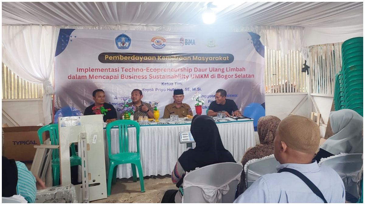 Bimbingan teknis pengoperasian mesin produksi daur ulang limbah bagi pelaku UMKM di Kelurahan Rancamaya.