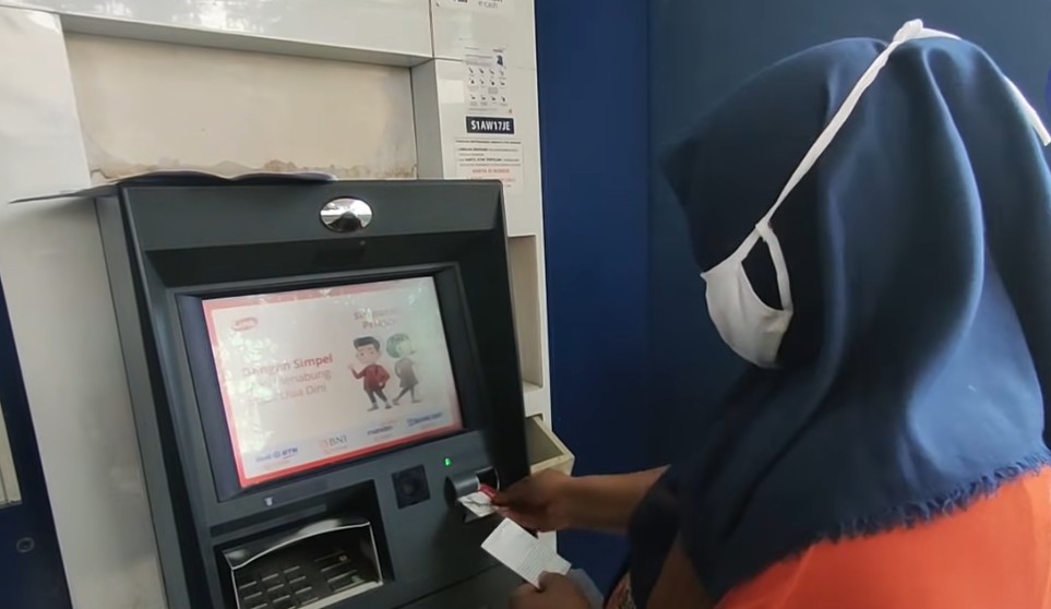 KPM tengah mengecek saldo KKS untuk melihat dana bansos di rekening