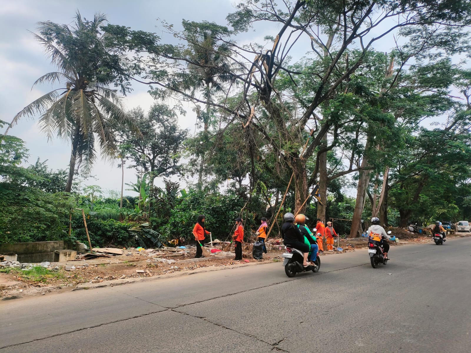 Sejumlah petugas kebersihan DLHK Kota Depok membersihkan puing puing bekas Bangli dan lapak PKL di Jalan Raya Cipayung.