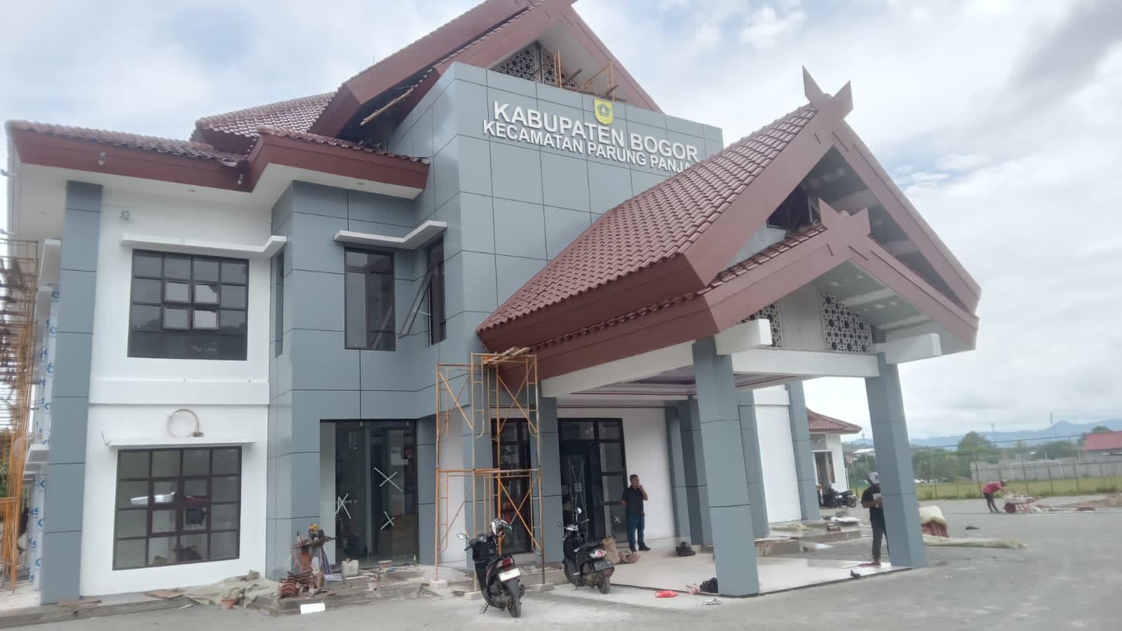Progres pembangunan gedung Kantor Kecamatan Parungpanjang di Perumas, Desa Lumpang, Kabupaten Bogor, telah mencapai 95 persen.