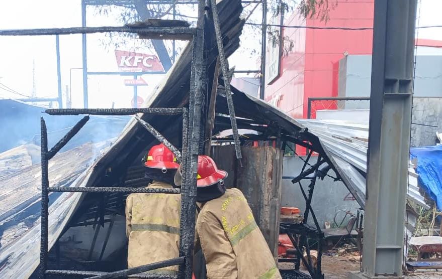 Petugas pemadam kebakaran saat melakukan pendingin usai bedeng/proyek terbakar di kecamatan gunung putri, Kabupaten Bogor, Senin 15 Desember 2025.