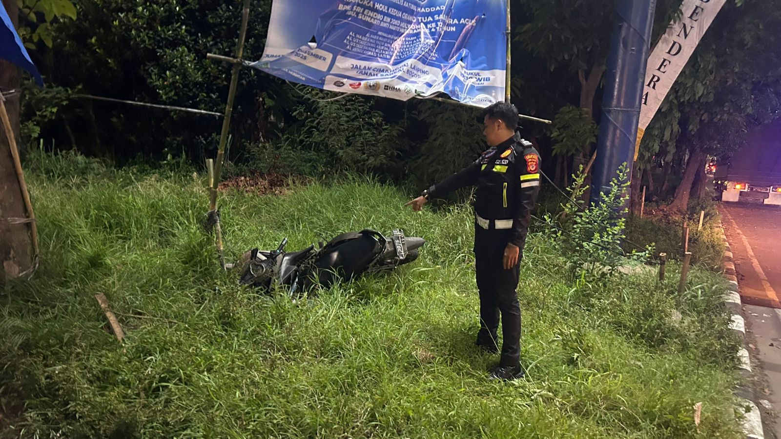 Jajaran lantas Polresta Bogor Kota saat melakukan olah TKP kecelakaan motor di Jalan Sholeh Iskandar.