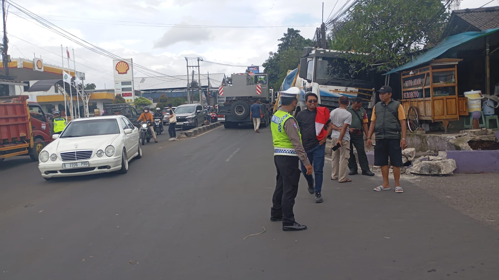 Petugas saat melakukan evakuasi truk tangka yang mengalami kecelakan di Jalan Raya Ciputat-Parung.