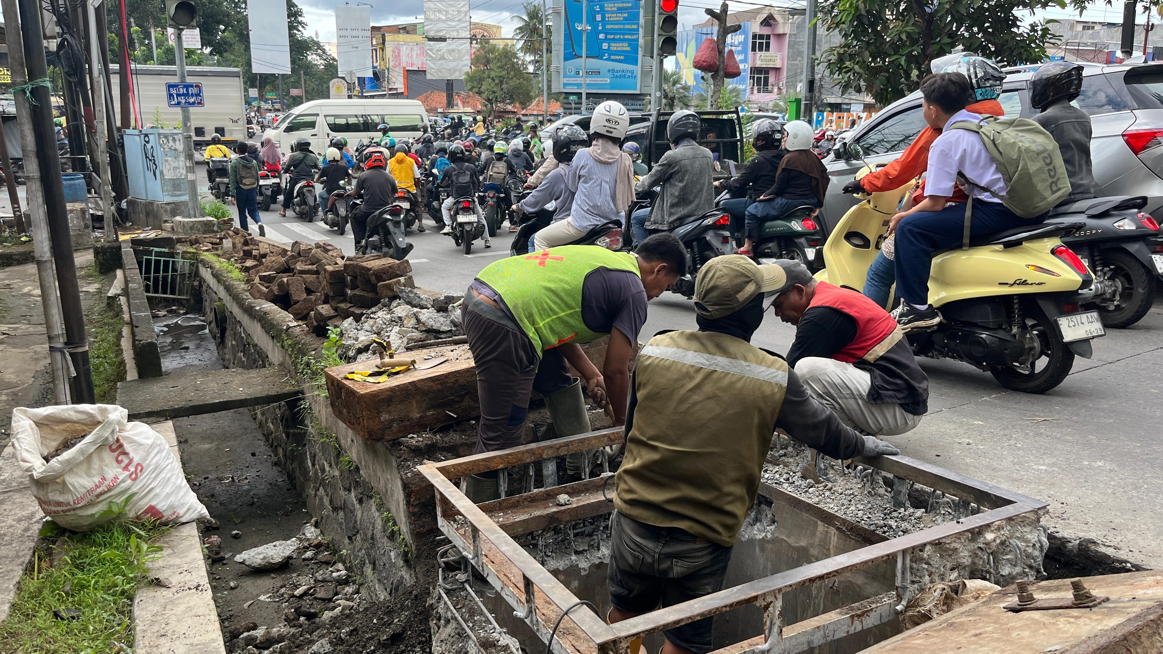 PUPR Kota Bogor mulai melakukan proyek pelebaran lajur jalan di Simpang Warung Jambu.