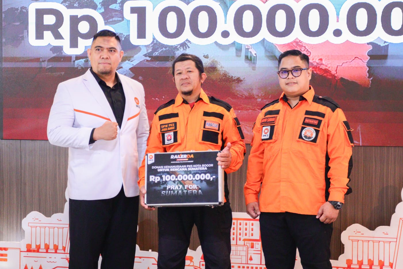 BANTUAN: Kader PKS Kota Bogor menyerahkan bantuan berupa uang tunai sebesar Rp100 juta dari gerakan gotong royong internal, untuk membantu masyarakat terdampak bencana di Sumatera.