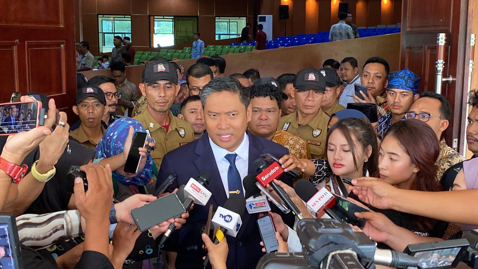 Wakil Menteri Pertanian, Sudaryono saat memberikan keterangan pasca melaksanakan Sidang Disertasi.